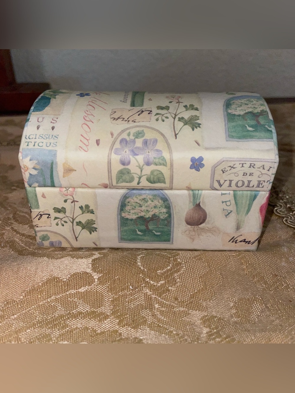 Vintage small Dome Botanical keepsakes box. 1970’s in pristine condition. - Picture 9 of 15